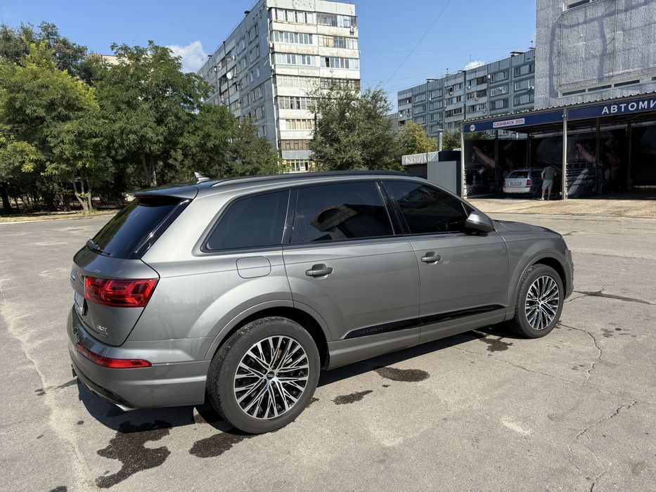 Ауди Q7 3 л бензи в хорошем состояние