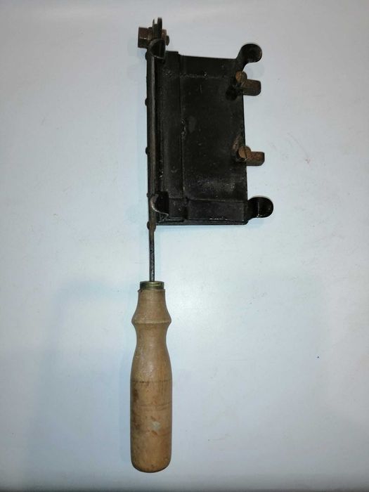 Guilhotinas de mesa antigas em ferro e madeira