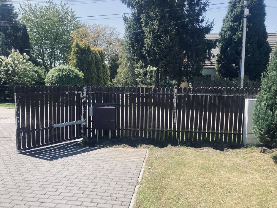 Ogrodzenie do odnowienia - solidne, ze sztachetami ok. 14m