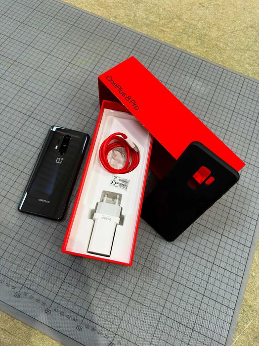 One Plus 8 Pro (128GB) - Como novo!