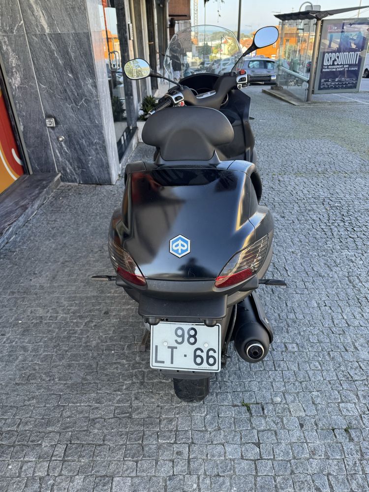 Moto piaggio mp3 250