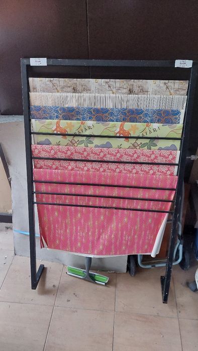 Expositor com papel de embrulho