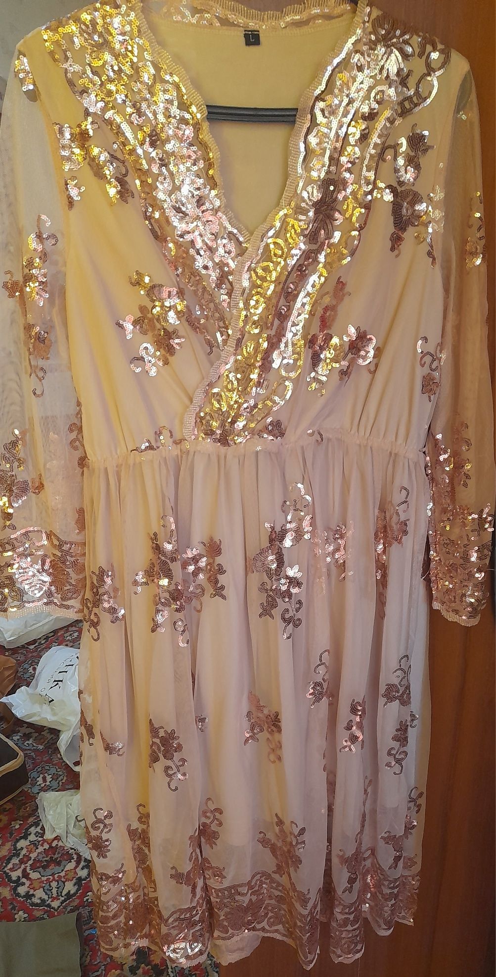 Платье в золотых пайетках
