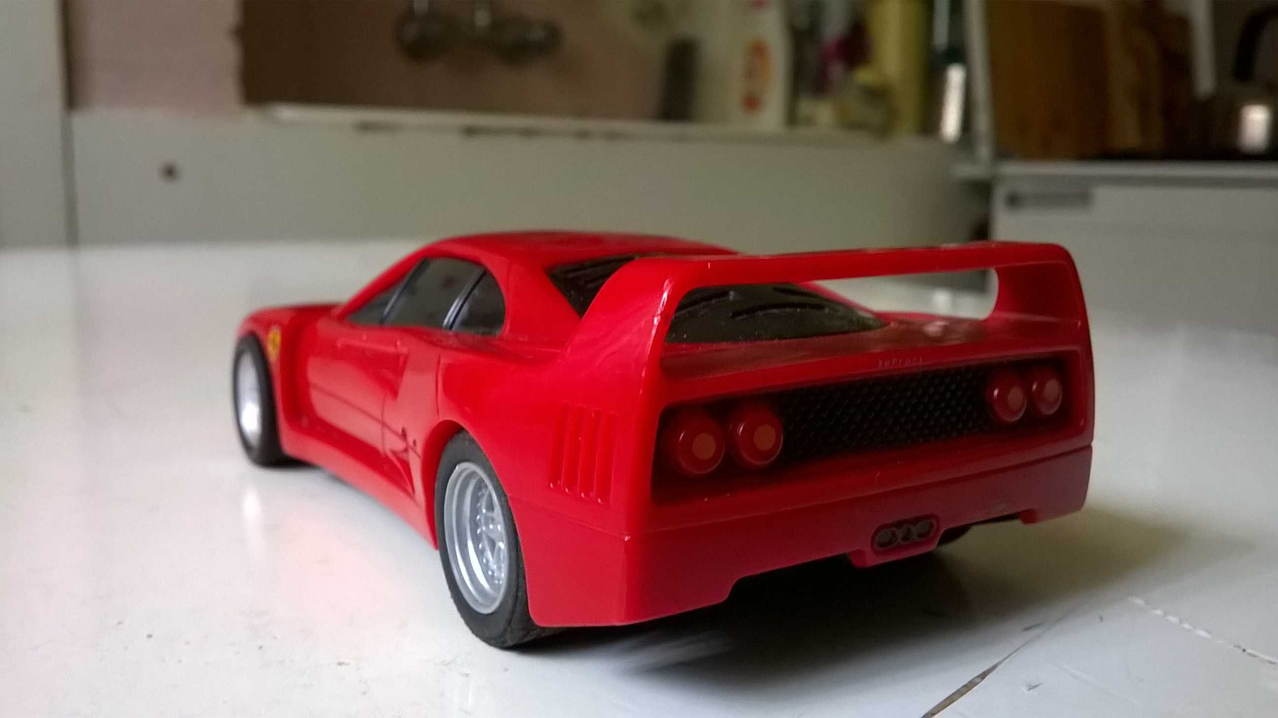 FERRARI F40; model plastikowo-metalowy, skala 1:38