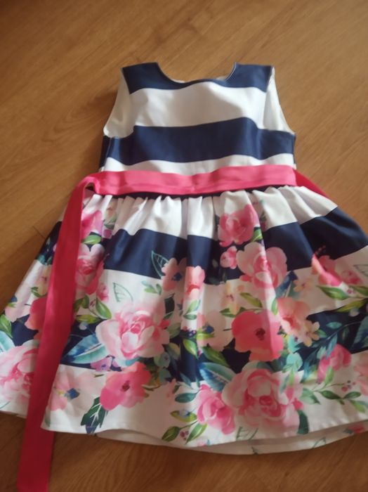 Śliczna sukienka 98