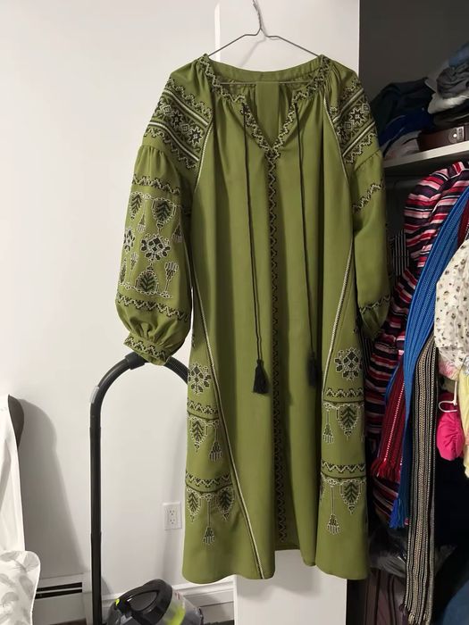 Жіноча сукня вишиванка колір хакі обємні рукави з пояском