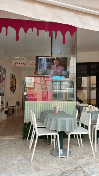 Trespasse Cafetaria e Geladaria totalmente equipada. Parede/Cascais.