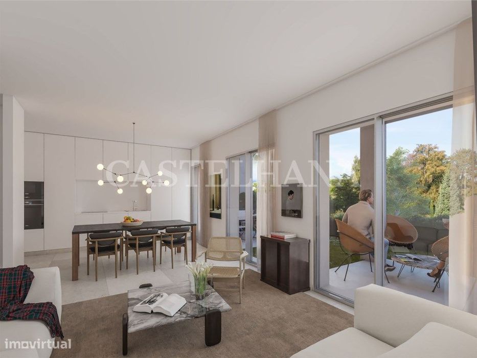 Apartamento T5 com varanda e estacionamento na Caparica