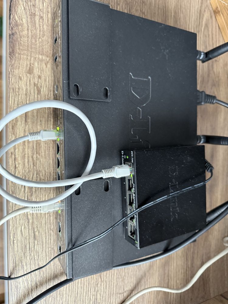 Router d-link dsr-1000n plus switch d-link des-10s