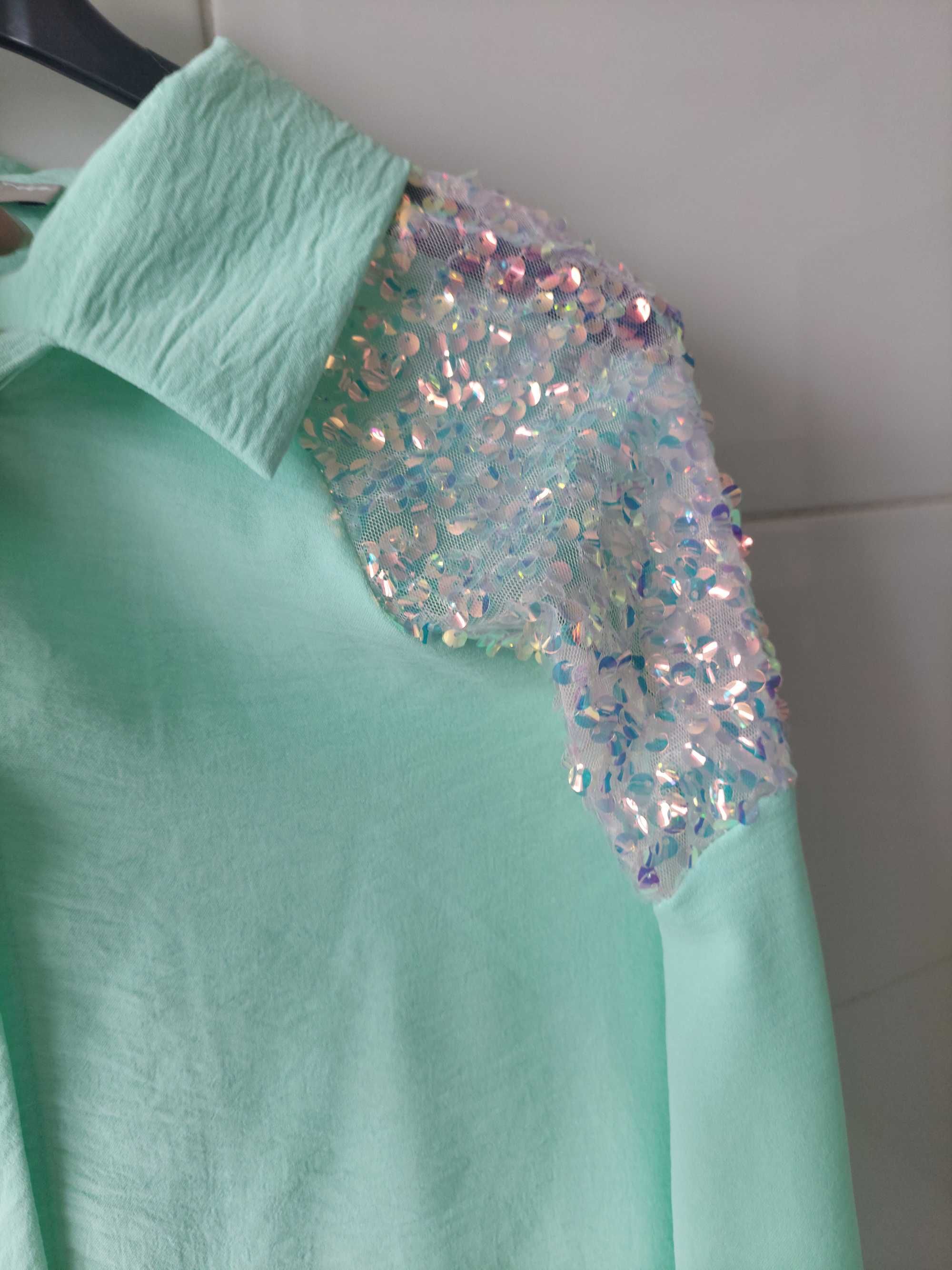 Camisa verde agua com aplicaçao de lantejoulas