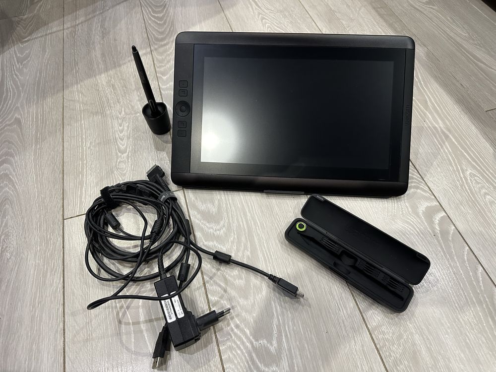 Графический планшет-монитор Wacom Cintiq 13HD