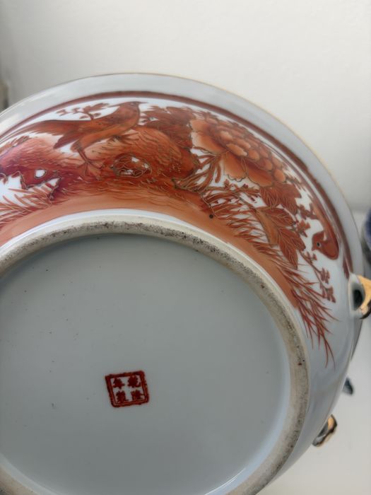 Taça de sopa em porcelana chinesa pintada à mão com tampa.