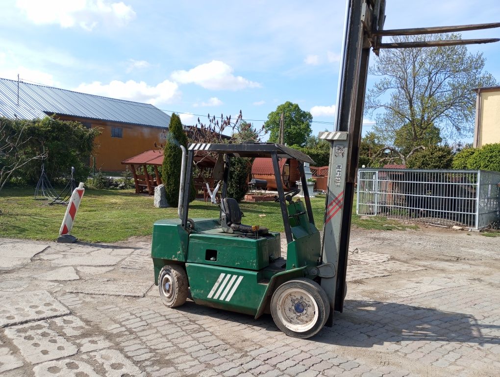 Wózek widłowy Clark (sztaplarka)