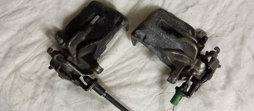 Zaciski z linkami ręcznego hamulca