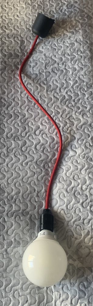 Lampa wisząca pojedyncza czerwony kabel