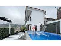 Moradia T3 e T1 no Arco da Calheta com piscina