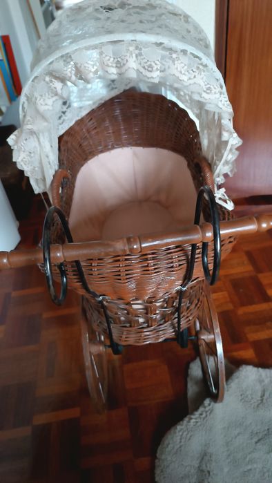 Carrinho de bonecas antigo em verga e metal