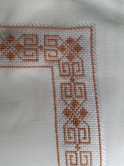 2 Toalhas de Mesa - Bordado à Mão