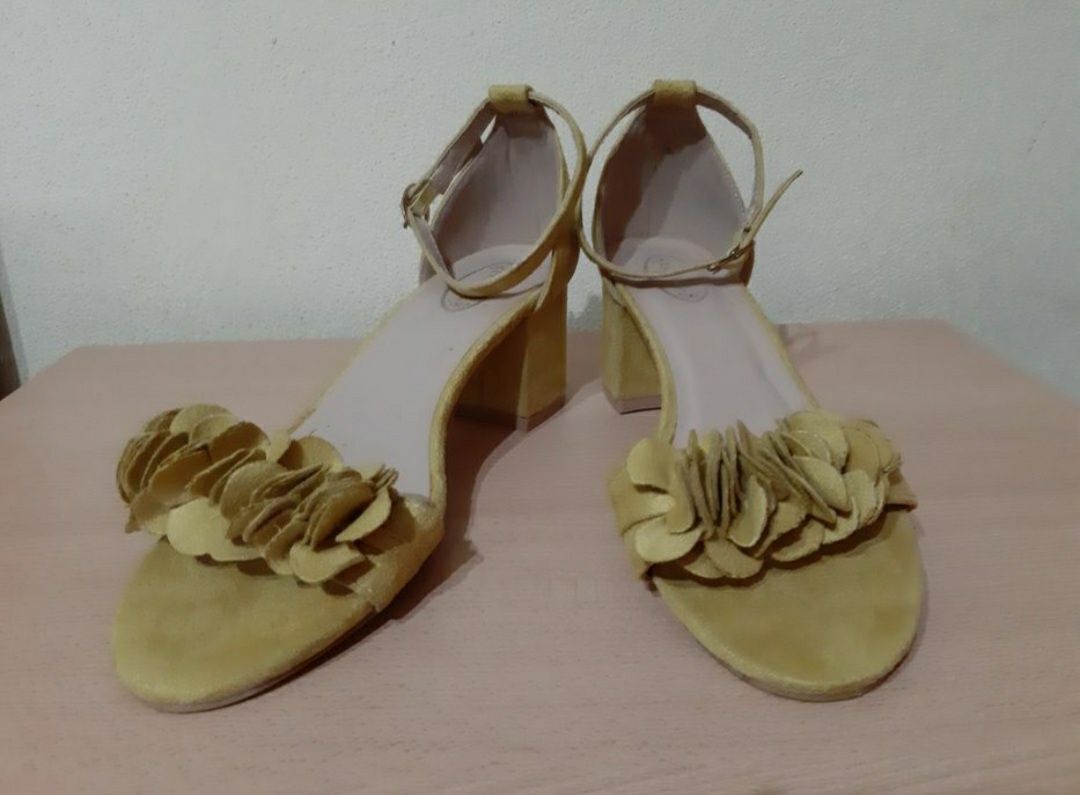 Sandalias novas lindas