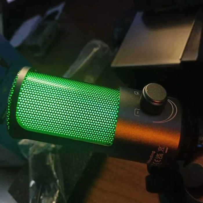 Красивый микрофон с стойкой для студий с RGB подсветкой юсб