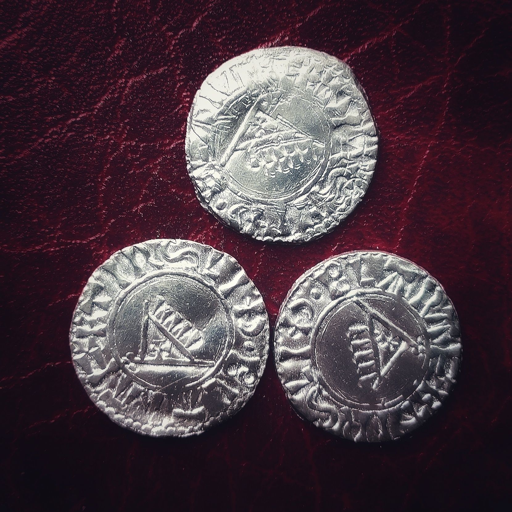 Trzy stare monety