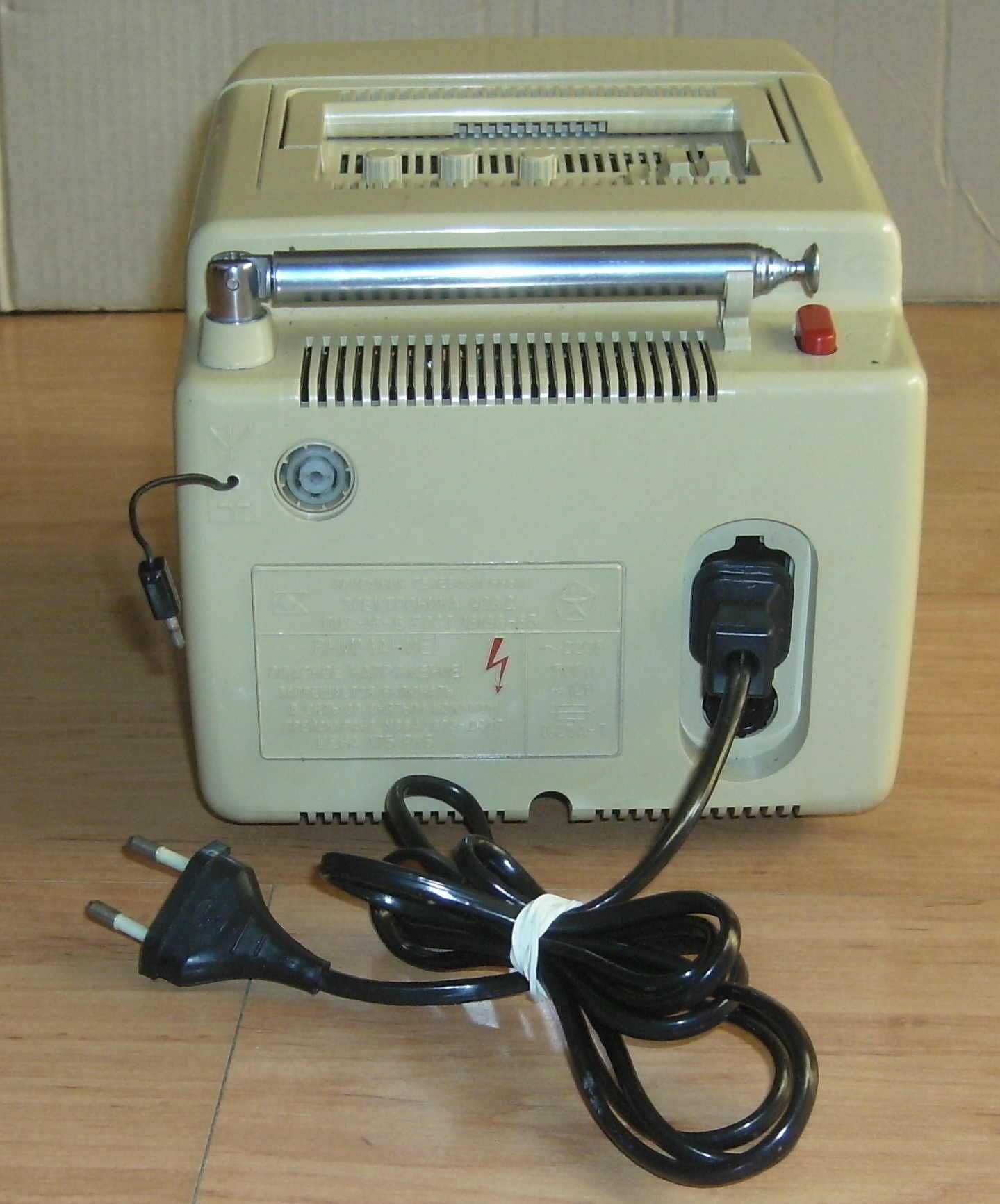 Stary telewizor kineskopowy Elektronika 409 A- działa