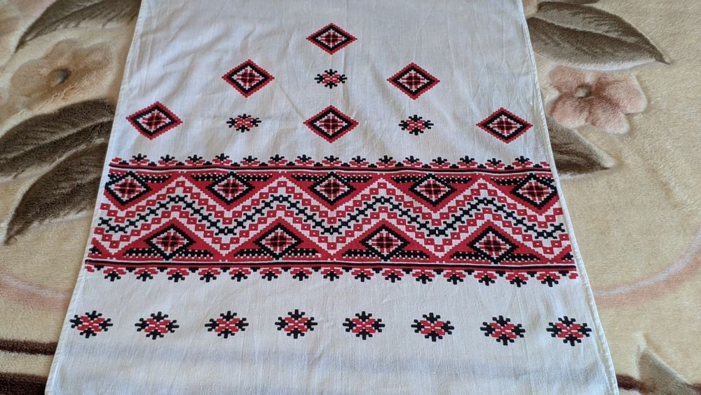 Рушники з українським орнаментом.