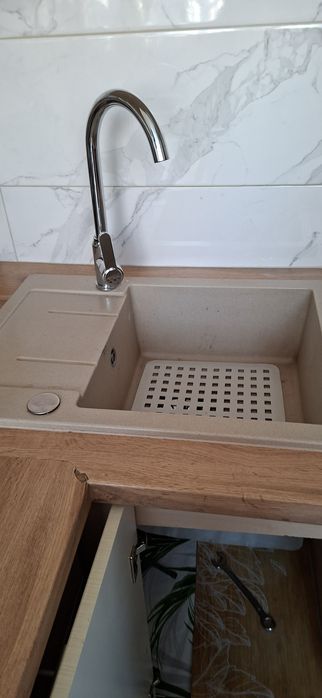 Kran ze zlewem.Kran nowy, zlewozmywak używany w dobrym stanie