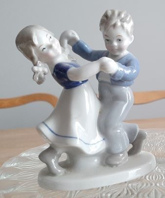 Figurka porcelanowa, tańczące dzieci-Wagner i Apel, NRD, Turyngia,