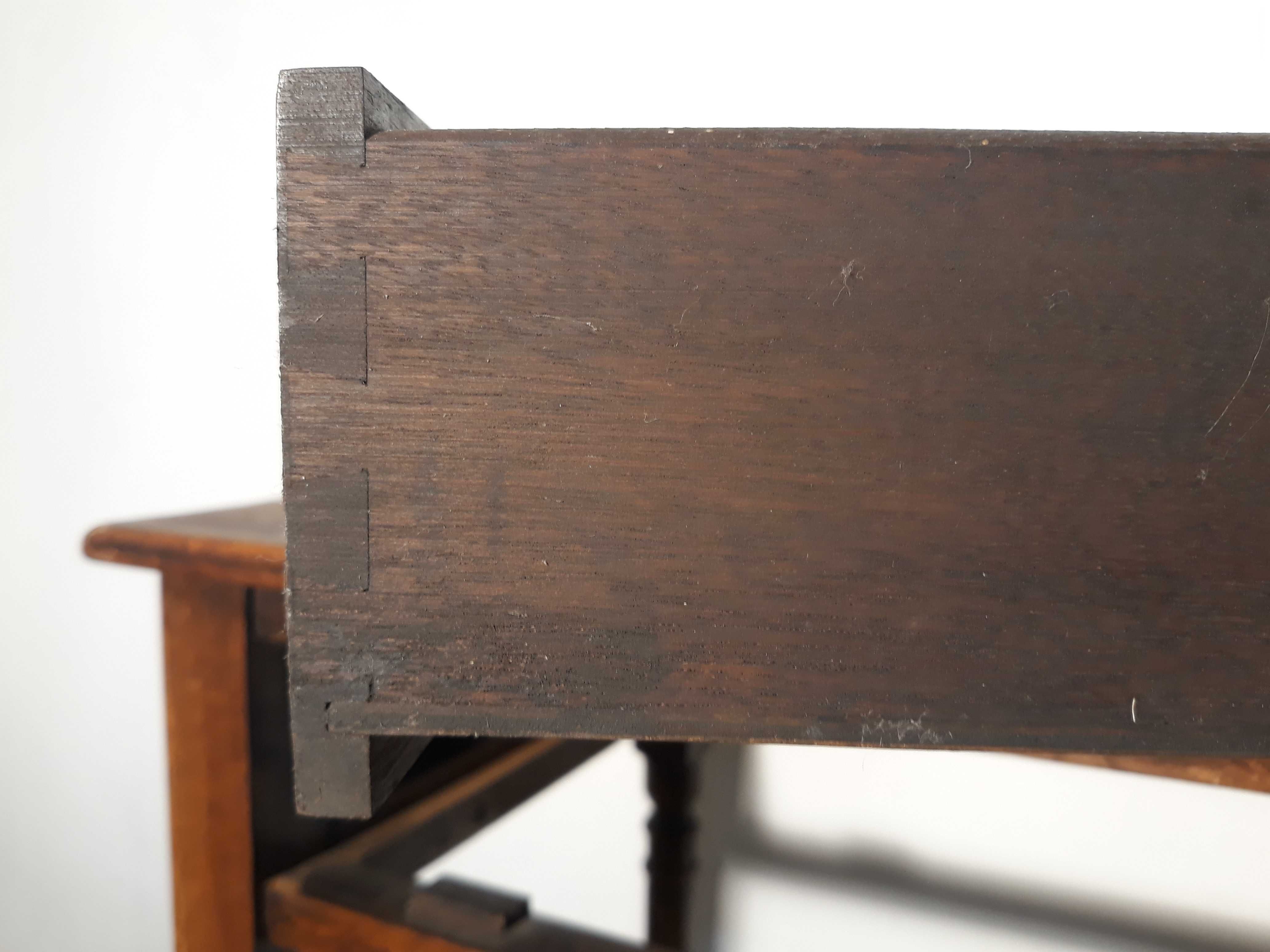 Stolik, półstolik dębowy drewniany rzeźbiony  toczone nogi