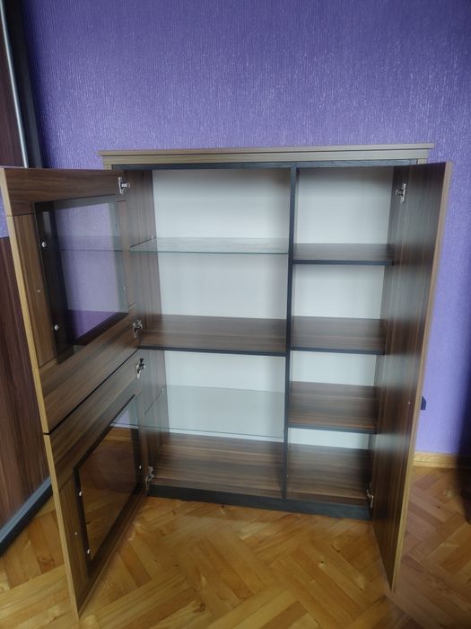 Komoda z przeszkleniem