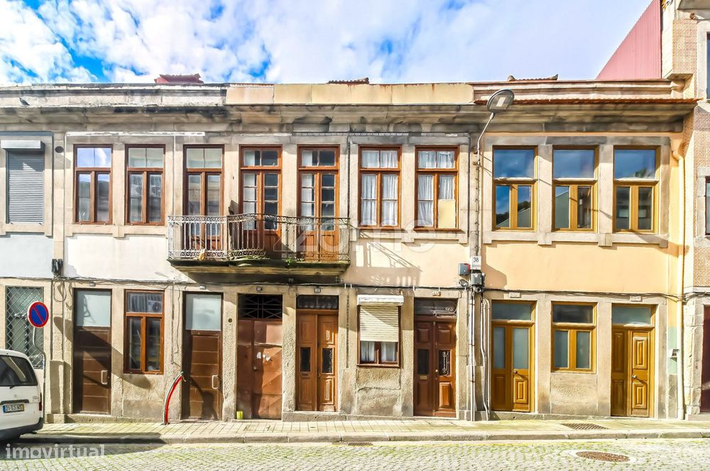 Moradia T6, na Rua do Bonjardim, com Projecto de reabilitação - Por...