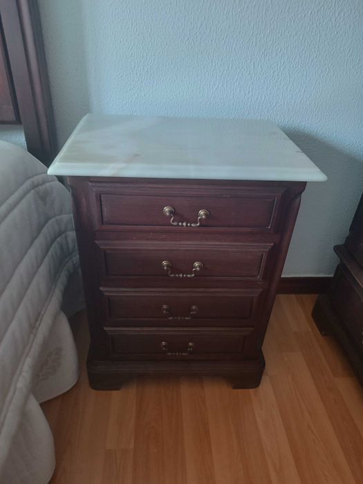 Mesa de cabeceira em mogno