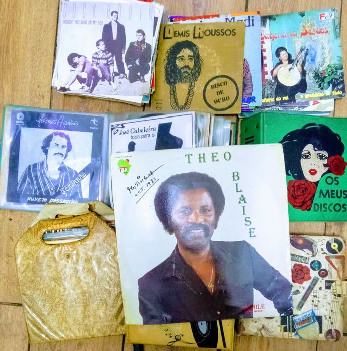 Vendo vários discos de vinil antigos com capas