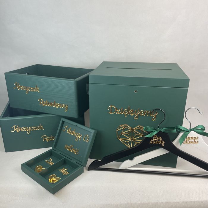 Zestaw ślubny w kolorze butelkowej zieleni z dodatkami ze złotej plexi