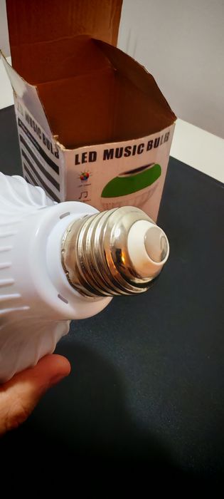 Lâmpada com coluna Bluetooth