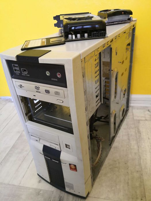 Oddam Zestaw retro podzespołów akcesoriów komputerowych