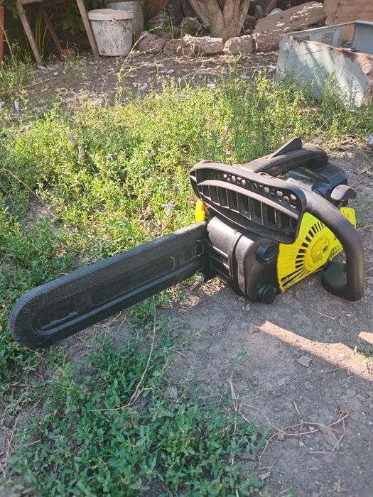 Бензинова ланцюгова пила