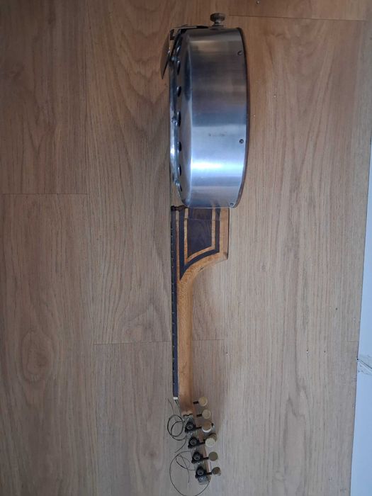 Viola antiga (Banjo) contruida à mão.