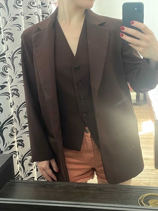 Жіночий коричневий костюм-двійка: жилет і піджак