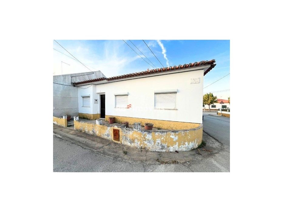 Moradia T3 c/ Quintal e Telheiro - Riachos