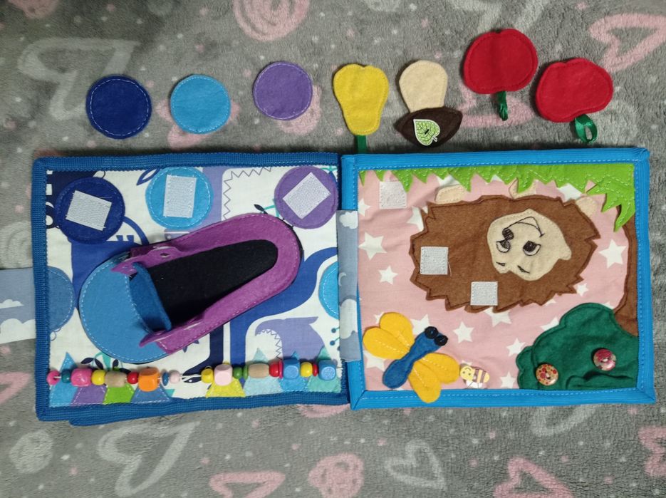 Розвиваюча книга з фетру.