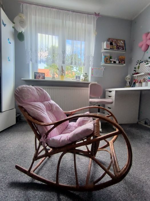 Fotelik bujany z wikliny dla dziecka