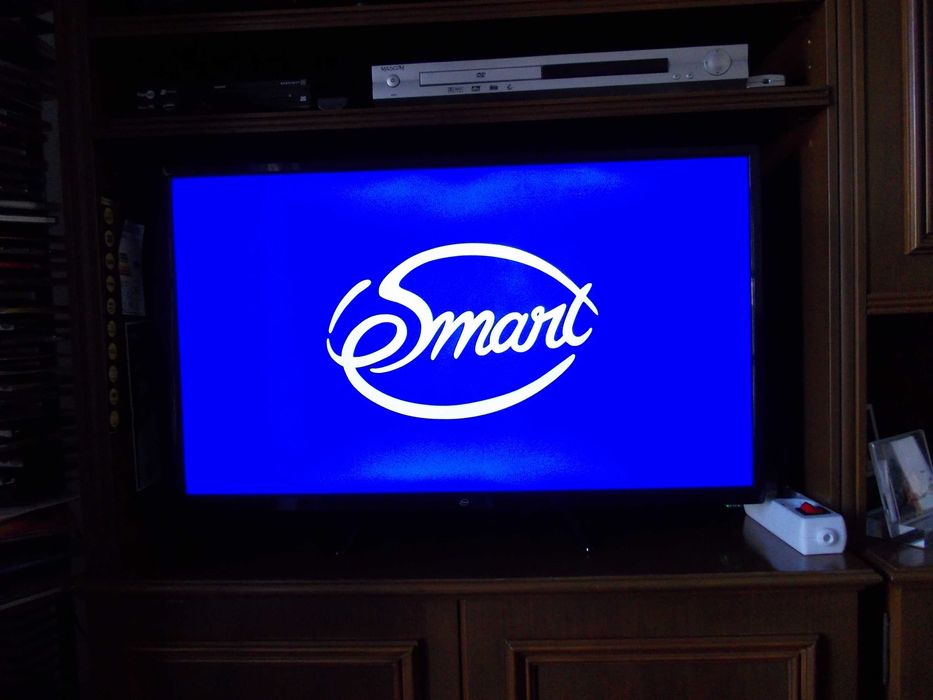 Televisor Led marca ,E,smart 32" como novo