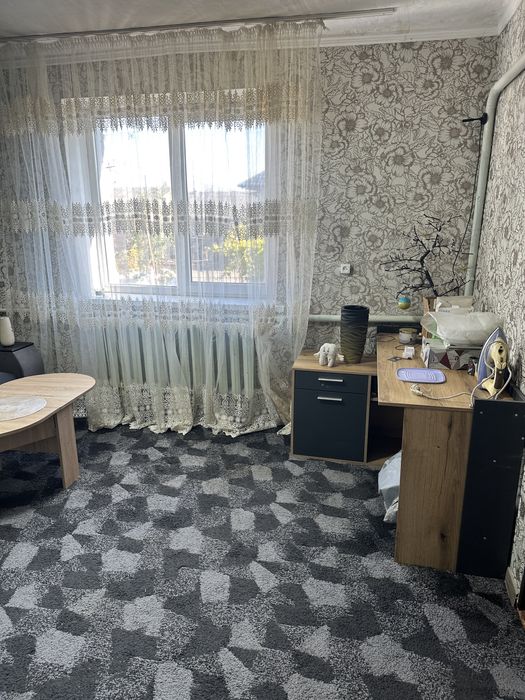 Половина цегляного будинку, з власною ділянкою