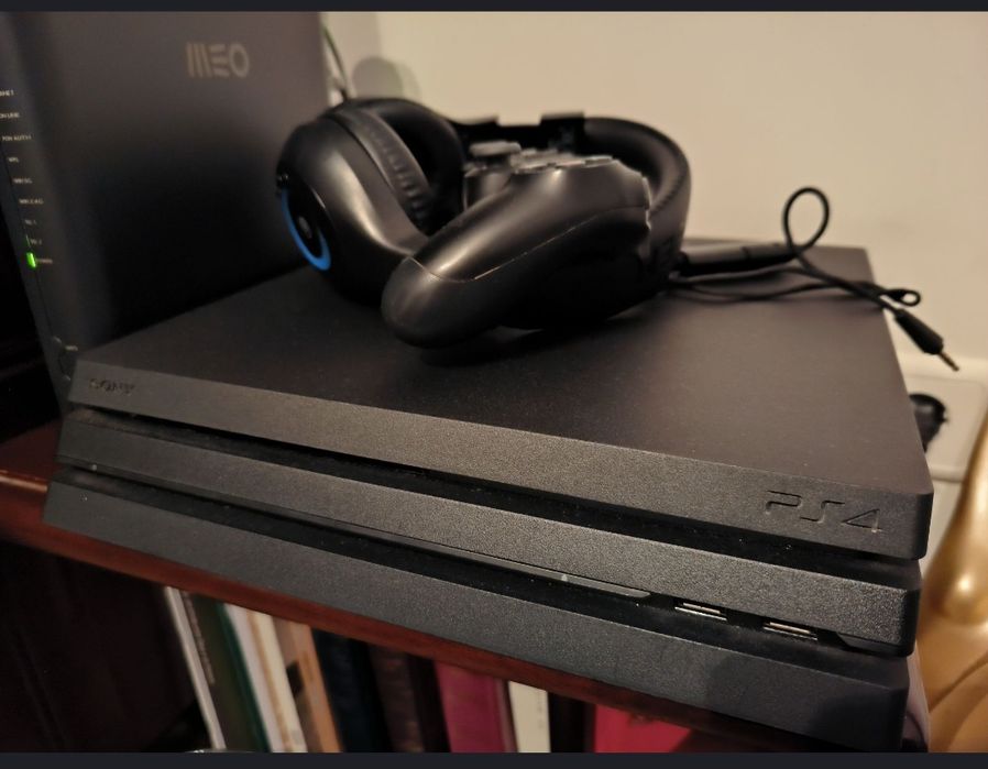 PlayStation 4 Pro (1 terabyte) + 2 comandos + phones + 2 jogos físicos