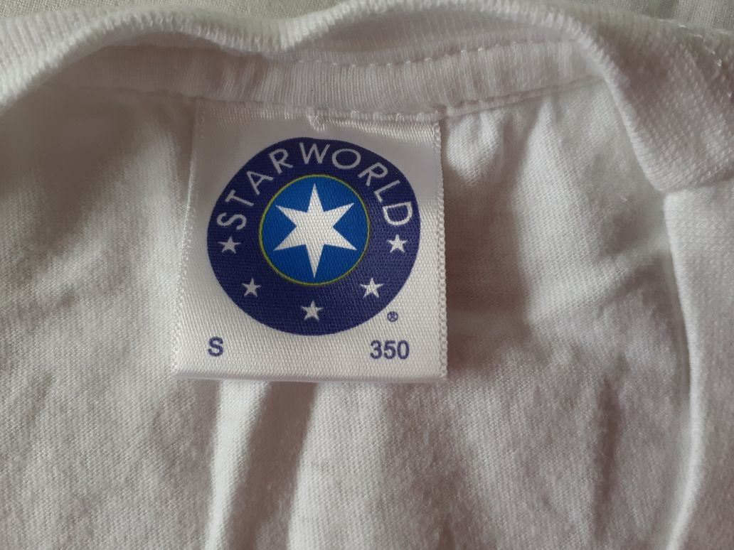 Koszulki (unisex) widoczne na zdjęciach.