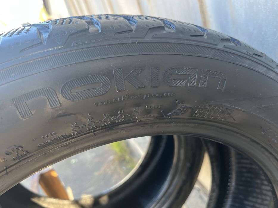 Продам 2 шини  205/55/17  Nokian зимова