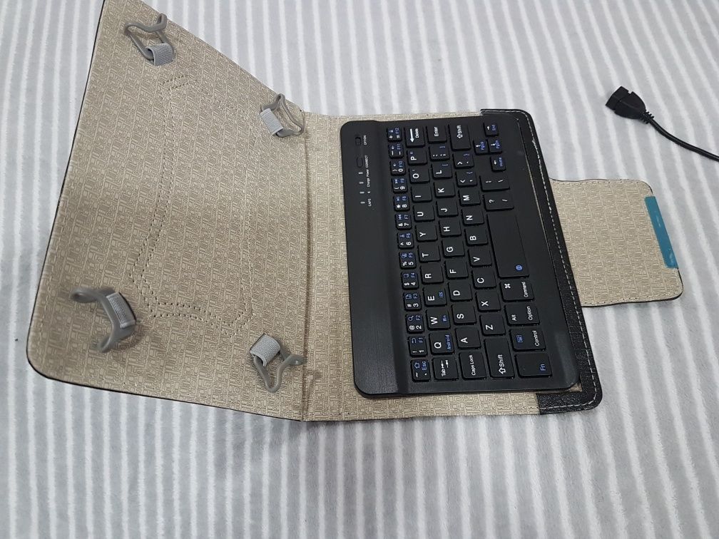 Capa com teclado tablet