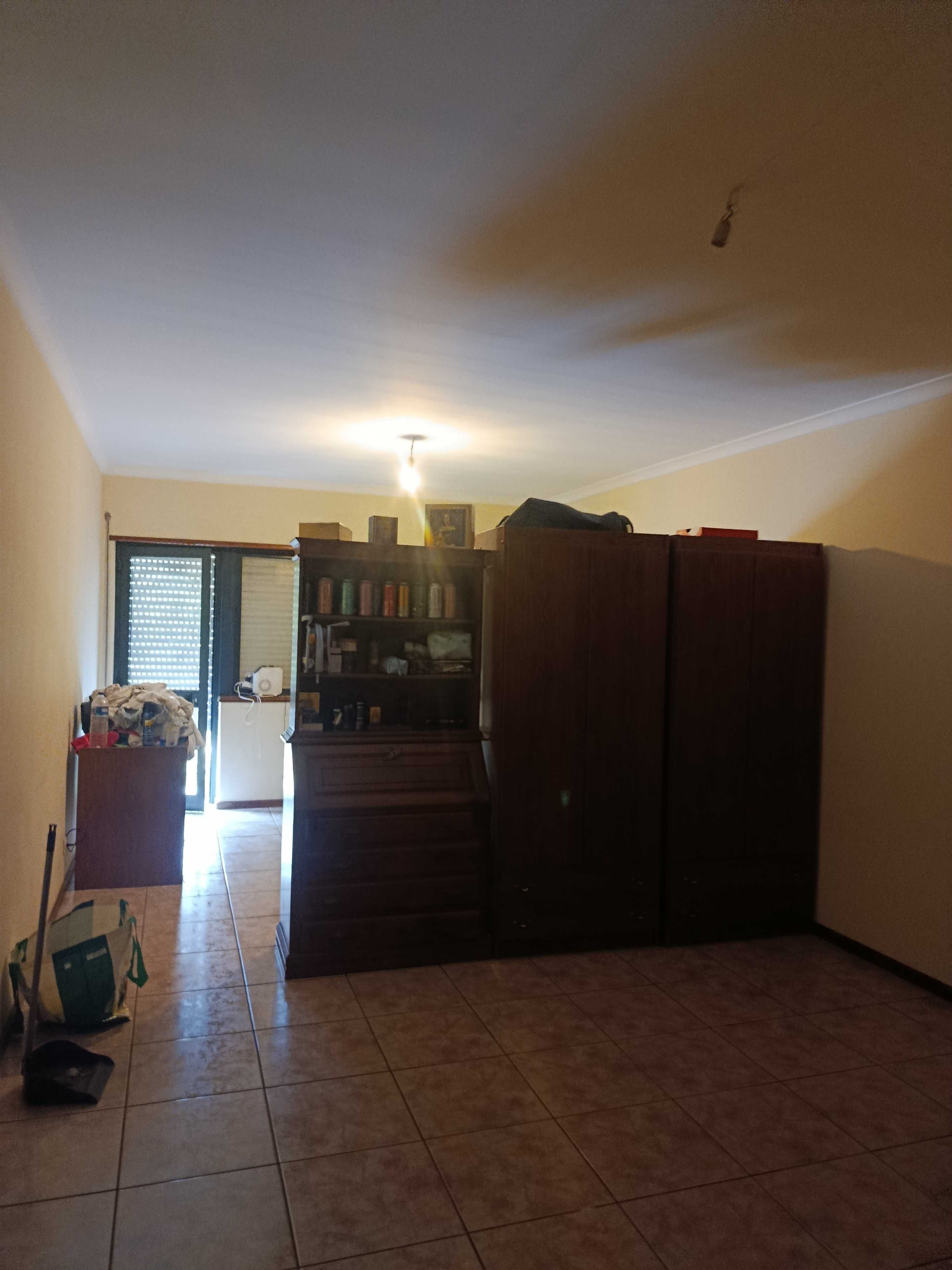 Arrendo casa t3 com água e luz entrada emediata